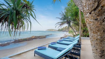 På stranden, hvit sand og strandbar