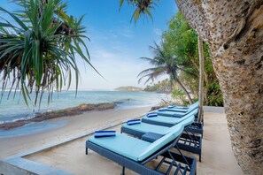 På stranden, hvit sand og strandbar