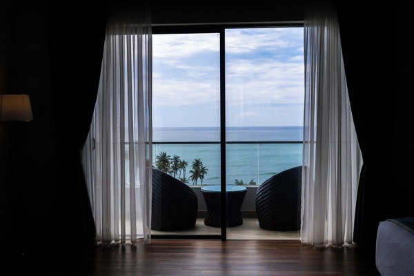 Executive Suite, Sea View | In-room safe, desk, laptop workspace, soundproofing