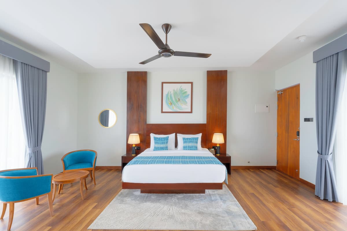 In-room safe, desk, laptop workspace, soundproofing