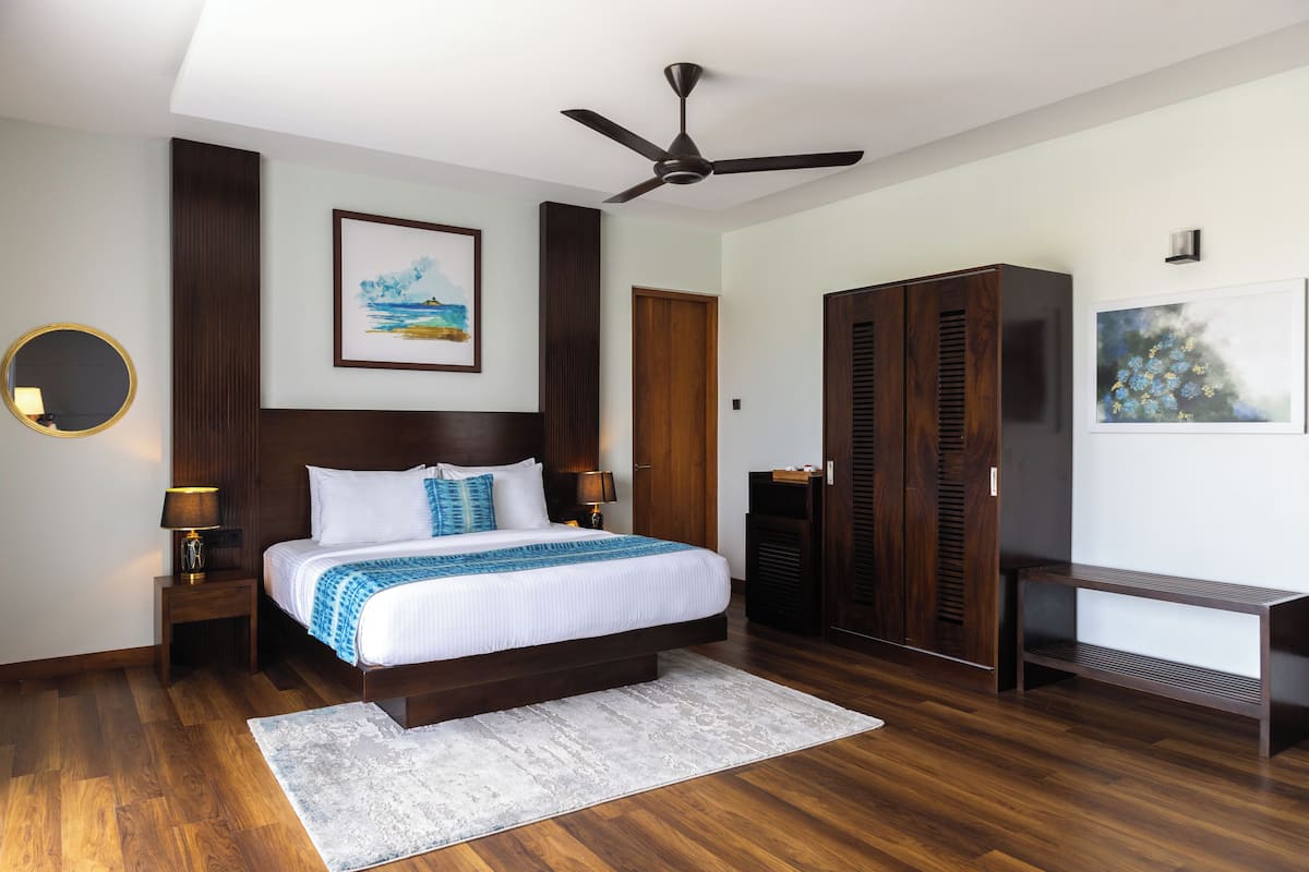 Classic Double Room, City View | 1 bedroom, in-room safe, desk, laptop workspace