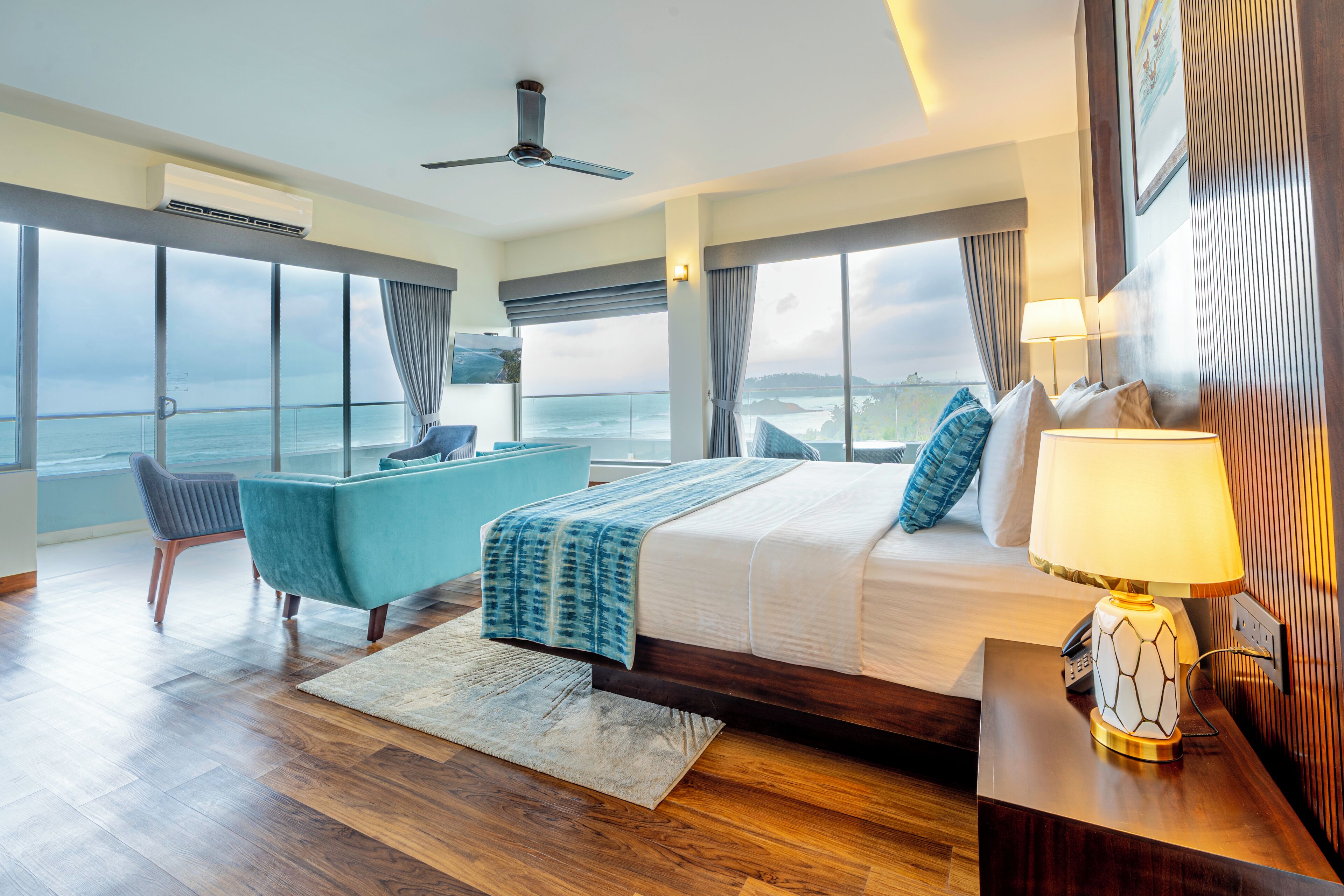 خزنة داخل الغرفة ومكتب ومساحة عمل للكمبيوتر المحمول وتجهيزات عازلة للصوت