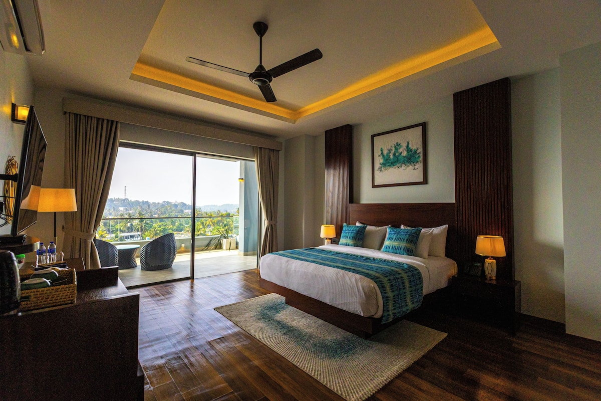 Deluxe Suite, Sea View | 1 bedroom, in-room safe, desk, laptop workspace