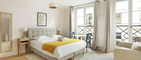 2 bedrooms, laptop workspace, bed sheets