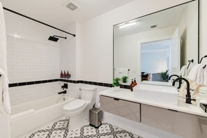 Een douche, een haardroger, handdoeken