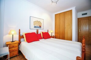 2 slaapkamers, een strijkplank/strijkijzer, wifi, beddengoed