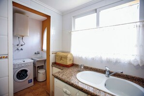 Haartrockner, Bidet, Handtücher, Seife