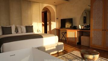 Deluxe kamer | Een kluis op de kamer, een bureau, een strijkplank/strijkijzer