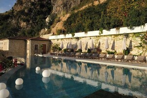 Una piscina techada, una piscina al aire libre