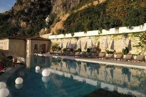 Inomhuspool och utomhuspool