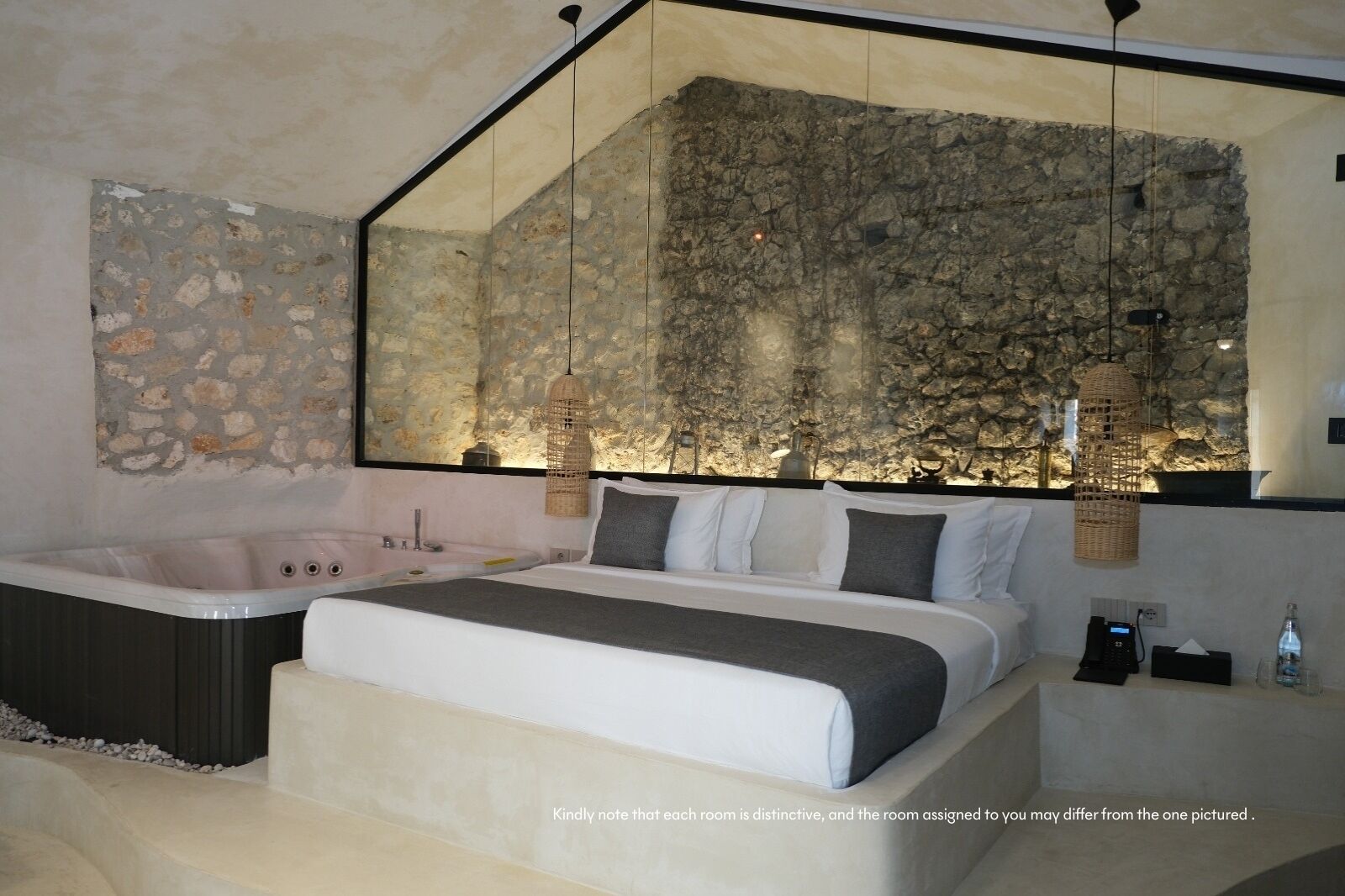 خزنة  داخل الغرفة ومكتب ومكواة/لوح كي وواي فاي مجانًا