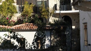 Un edificio in pietra tradizionale con numerosi balconi e un aspetto rustico.
