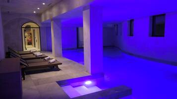 Una piscina techada, una piscina al aire libre