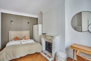 Apartamento | Espacio para trabajar con un portátil y tabla de planchar con plancha