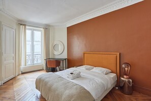 Apartment | Laptop workspace, iron/ironing board, bed sheets - Sublim Apartment Beaubourg/le Marais (Paris)
