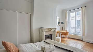 Espacio para trabajar con laptop y tabla de planchar con plancha