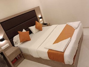 Deluxe Double Room, City View | In-room safe, desk, soundproofing, iron/ironing board - Hotel Metro Inn (Mumbai)