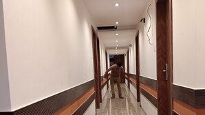 خزنة داخل الغرفة ومكتب وتجهيزات عازلة للصوت ومكواة/لوح كي