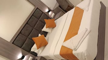 Chambre Double Deluxe, vue ville | Coffres-forts dans les chambres, bureau, chambres insonorisées