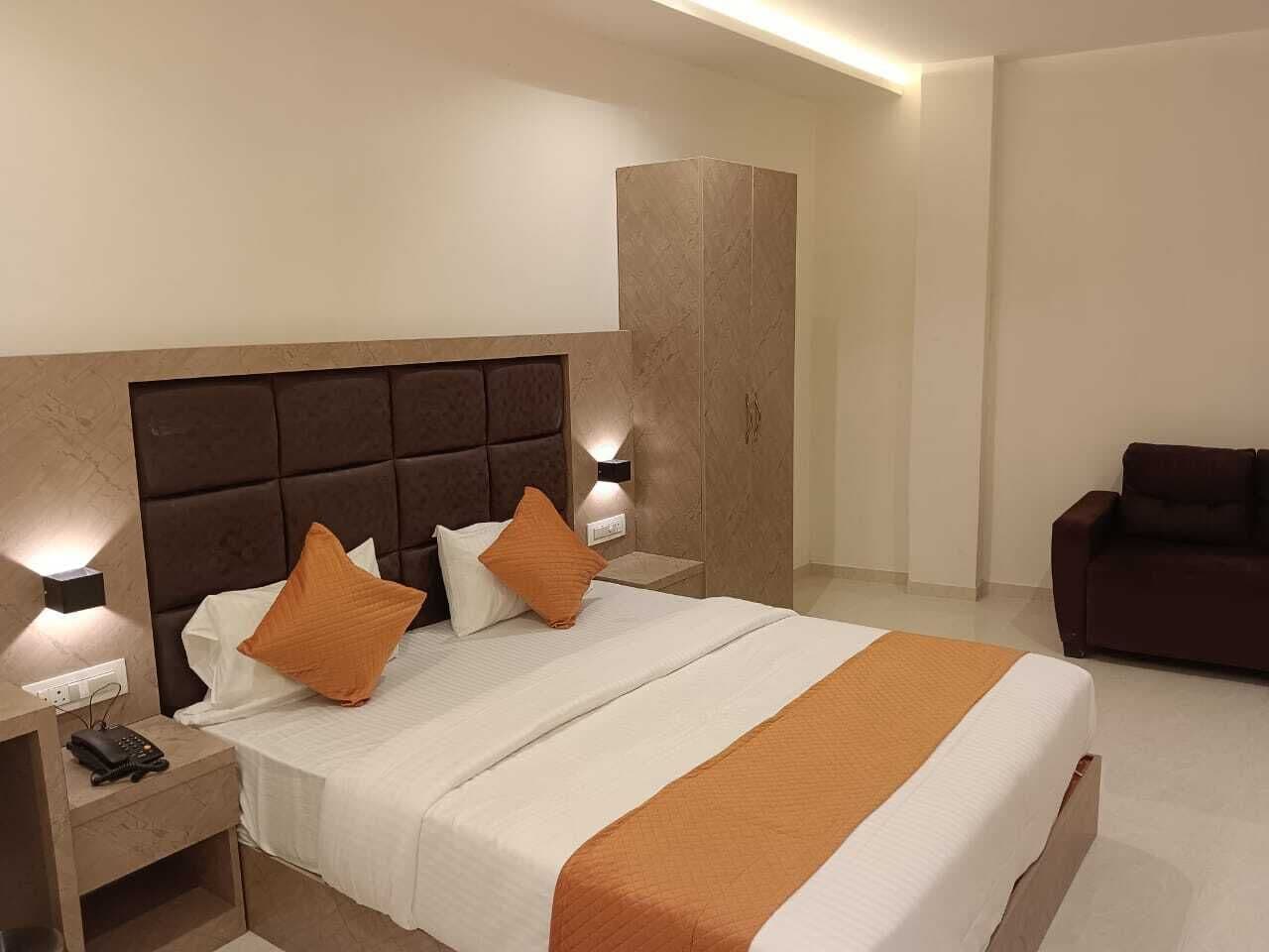 华丽双人房, 城市景观 | 客房内保险箱、办公桌、隔音、熨斗/熨板