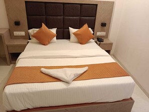 Deluxe Double Room, City View | Bathroom | Shower, free toiletries, slippers, towels - Hotel Metro Inn (Mumbai)