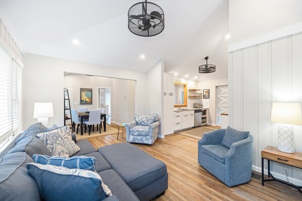 Een smart-tv en boeken