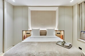 Appartement | Espace de travail pour ordinateurs portables, fer et planche à repasser