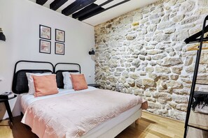 2 bedrooms, laptop workspace, iron/ironing board, bed sheets