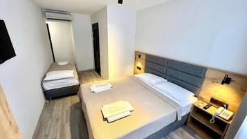 Deluxe Triple Room | Laptop workspace, free WiFi