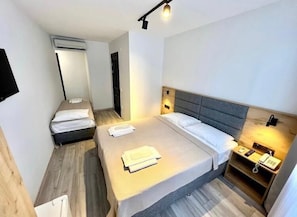 Deluxe Triple Room | Arbejdsområde til bærbare computere, gratis Wi-Fi