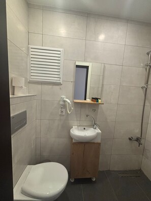 Deluxe-dobbeltværelse | Badeværelse | Bruser, hårtørrer, hjemmesko, håndklæder