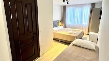 Deluxe Triple Room | Laptop workspace, free WiFi