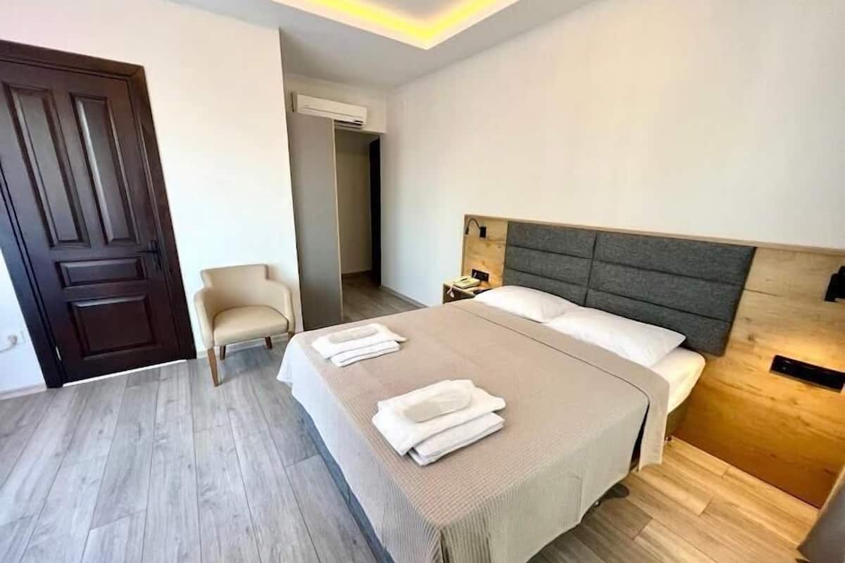 Habitación estándar doble, balcón, vistas a la ciudad | Espacio para trabajar con un portátil y wifi gratis