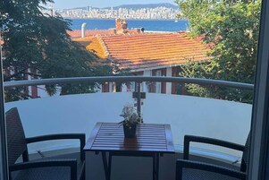 Deluxe-Doppelzimmer, Balkon, Meerblick | Laptopgeeigneter Arbeitsplatz, kostenloses WLAN