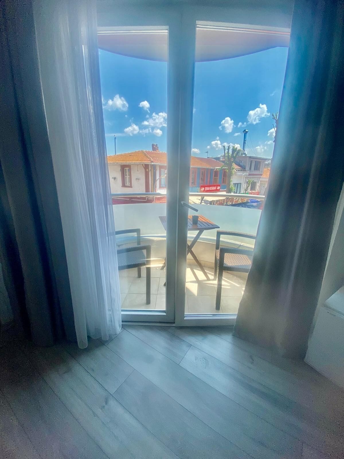 Chambre Deluxe, balcon, vue ville | Espace de travail pour ordinateur portable, Wi-Fi gratuit