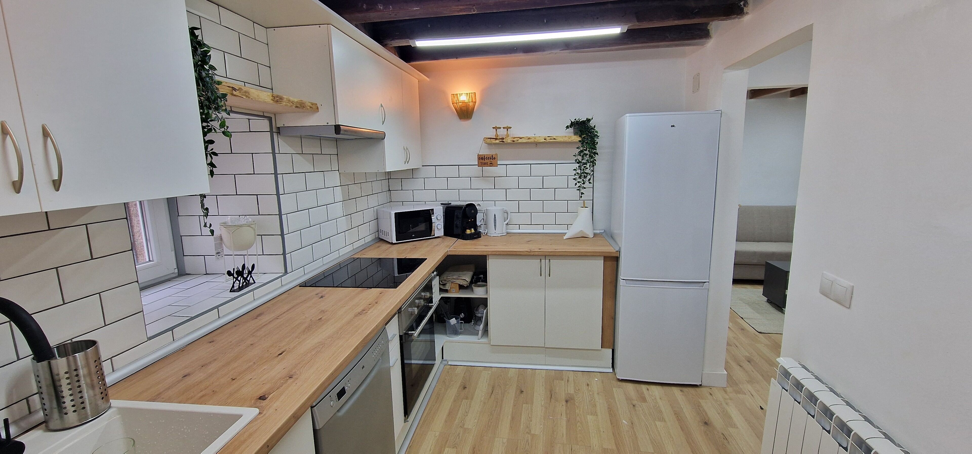 Een microgolfoven, een oven, een kookplaat, een vaatwasser