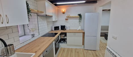 Een microgolfoven, een oven, een kookplaat, een vaatwasser