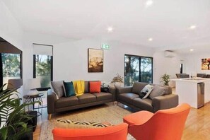 Smart TV, DVD player, books, offices