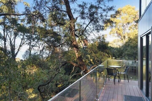 Outdoor dining - "The Tree House Hobart" - 10kms to CBD - Sleeps 8 (Taroona)