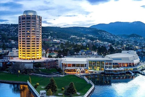 "The Tree House Hobart" - 10kms to CBD - Sleeps 8