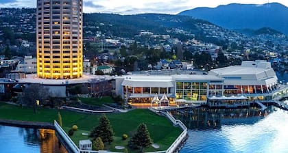 "The Tree House Hobart" - 10kms to CBD - Sleeps 8