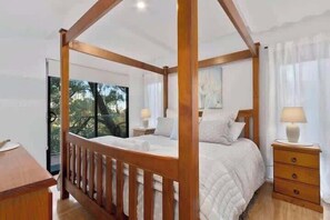 4 bedrooms, desk, iron/ironing board, travel cot