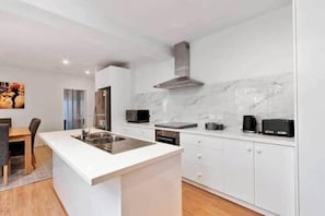Refrigerador, microondas, horno y parrilla de estufa 