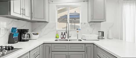 Kjøleskap, mikrobølgeovn, kokeplater og kaffetrakter/tekoker