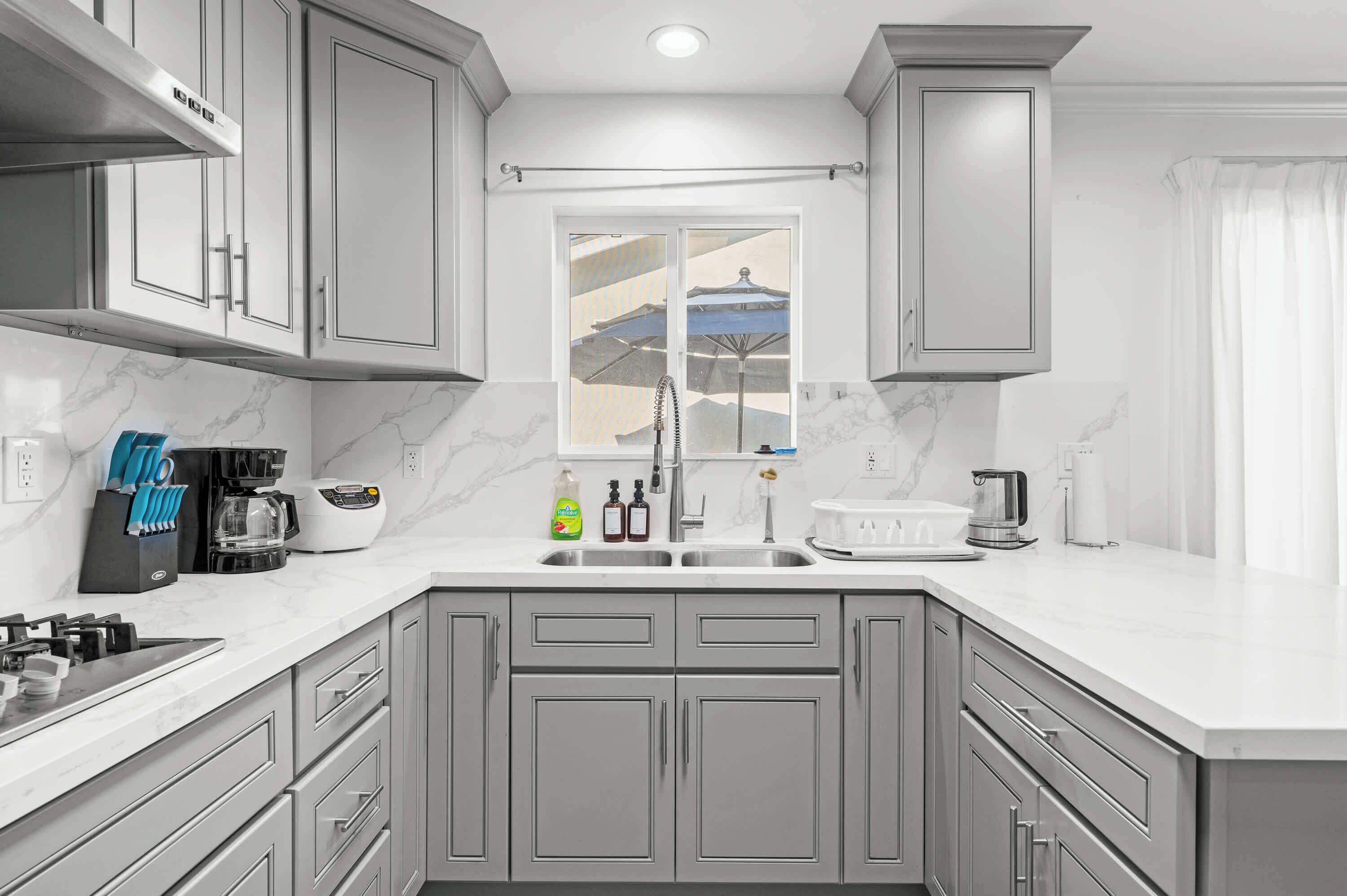 Geladeira, micro-ondas, cooktop, cafeteira/chaleira