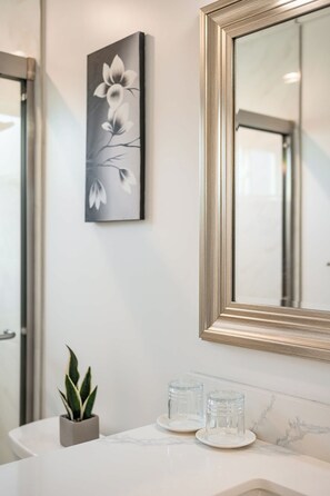 Dusj, hårføner og håndklær