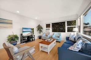 TV, books - Ocean View Deck! | Walk to the Beach | King Suite (Encinitas)