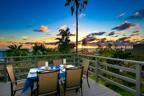 Outdoor dining - Ocean View Deck! | Walk to the Beach | King Suite (Encinitas)