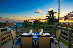 Outdoor dining - Ocean View Deck! | Walk to the Beach | King Suite (Encinitas)