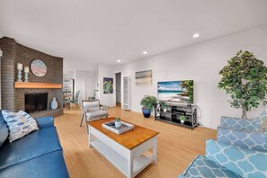 TV - Ocean View Deck! | Walk to the Beach | King Suite (Encinitas)